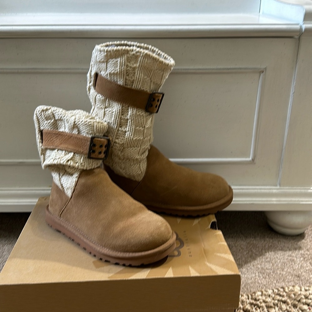 Ugg boots. Excellent condition. Chest nut color.